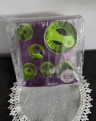 Set di 6 tagliabiscotti in acciaio inox - NUOVI.