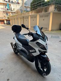 Aprilia sr max 300