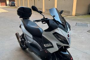Aprilia sr max 300