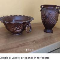 Coppia di vasetti artigianali in terracotta