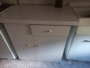 armadietto bianco con cassetto 