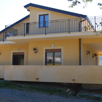 Villa a 2 piani con giardino e piscina