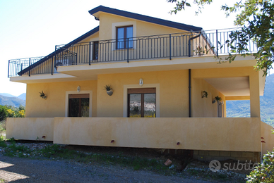 Villa a 2 piani con giardino e piscina