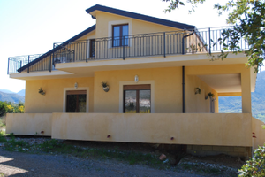 Villa a 2 piani con giardino e piscina