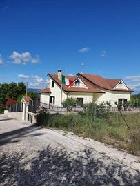 Villa di 211 m² con più di 5 locali e box auto a N