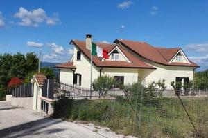 Villa di 211 m² con più di 5 locali e box auto a N