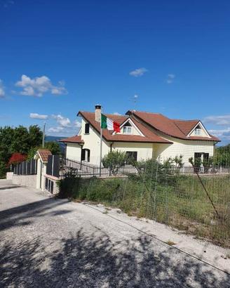Villa di 211 m² con più di 5 locali e box auto a N