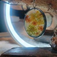 ciondolo in resina ovale con fiori 
