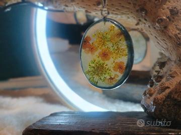 ciondolo in resina ovale con fiori 