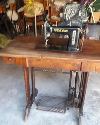 Macchina da cucire Necchi  anni 40