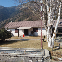 Abitazione con magazzino e annesso negozio