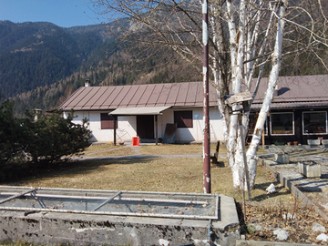 Abitazione con magazzino e annesso negozio