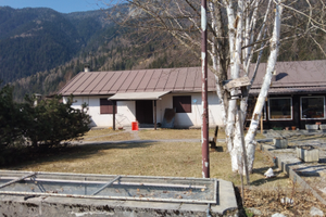 Abitazione con magazzino e annesso negozio