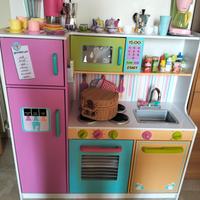 Cucina in legno colorata per bambini con tantissim