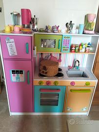 Cucina in legno colorata per bambini con tantissim