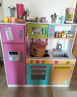 Cucina in legno colorata per bambini con tantissim
