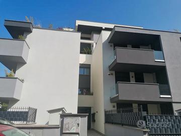 DUE LEONI | Open space con giardino | Posto auto