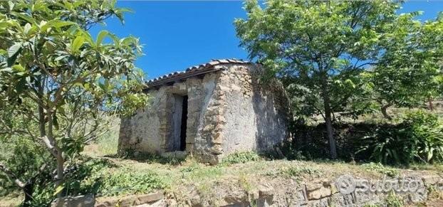 Terreno 10.000mq con rustici a Calatabiano