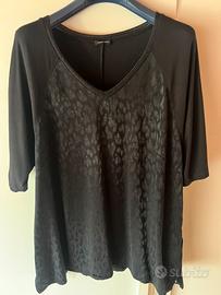 T-shirt curvi nero maculato fiorella rubino