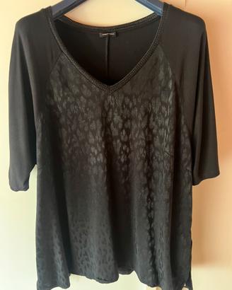 T-shirt curvi nero maculato fiorella rubino
