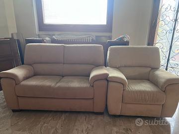 divano a due posti e poltrona