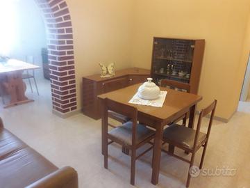 tavolo quadrato con sedie