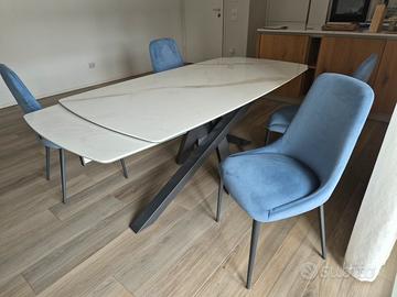 tavolo e sedie riflessi 