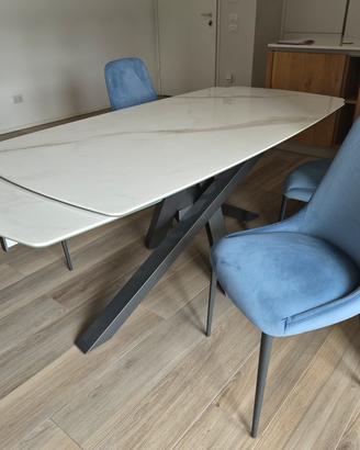 tavolo e sedie riflessi 