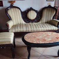 divano pouff e tavolino di antiquariato