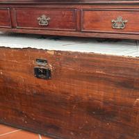 Scrivania con piano in pelle