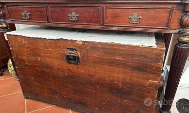 Scrivania con piano in pelle