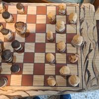 Dama scolpita a mano in castagno