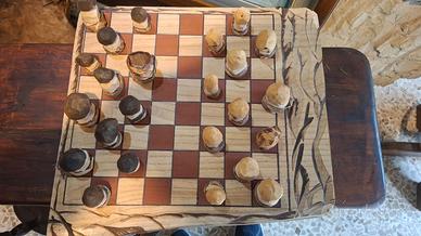 Dama scolpita a mano in castagno