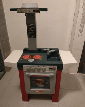 Cucina Miele con accessori e carrello della spesa