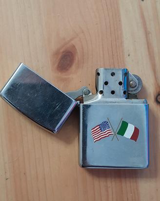 Accendino Zippo con finitura cromata lucida.
