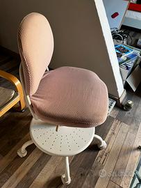 Sedia da scrivania rosa e bianca con rotelle