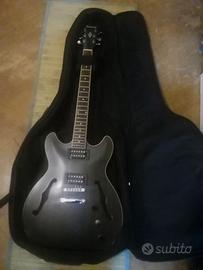 Ibanez semiacustica elettrificata.