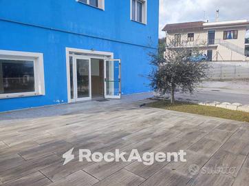 LOCALE COMMERCIALE CON AREA ESTERNA