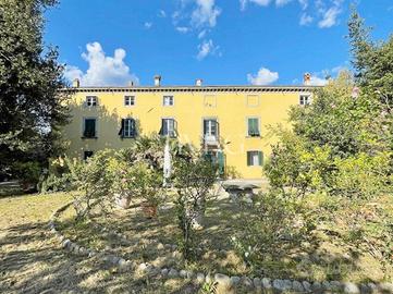 Villa di 2400 m² con più di 5 locali e box auto a 