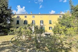 Villa di 2400 m² con più di 5 locali e box auto a 