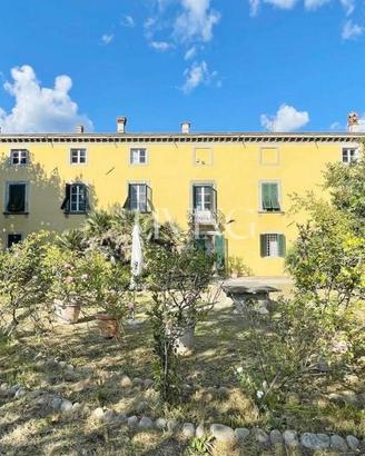 Villa di 2400 m² con più di 5 locali e box auto a 
