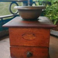 Macinino da caffè antico 