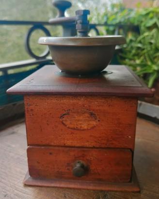 Macinino da caffè antico 