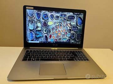 Laptop Asus con caricatore