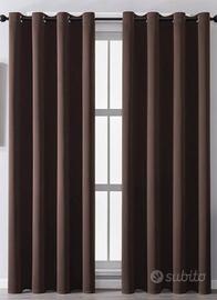 Tende oscuranti marroni e bastoni