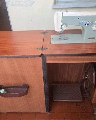 Macchina da cucire vintage Singer con mobile