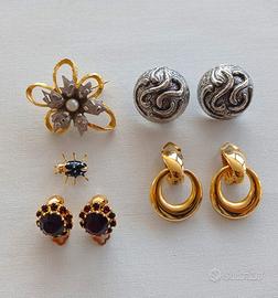 Set di bigiotteria vintage. Orecchini e spille.