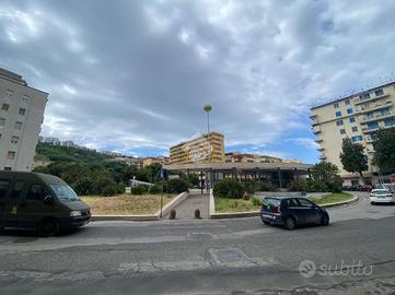 NEGOZIO A NAPOLI