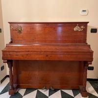 Pianoforte verticale antico con tastiera in avorio