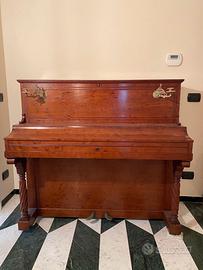 Pianoforte verticale antico con tastiera in avorio